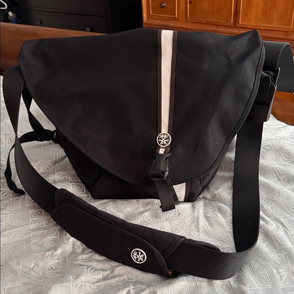 Black CRUMPLER Soupandsalad Messenger crossbody Bag with White Stripe, GUC